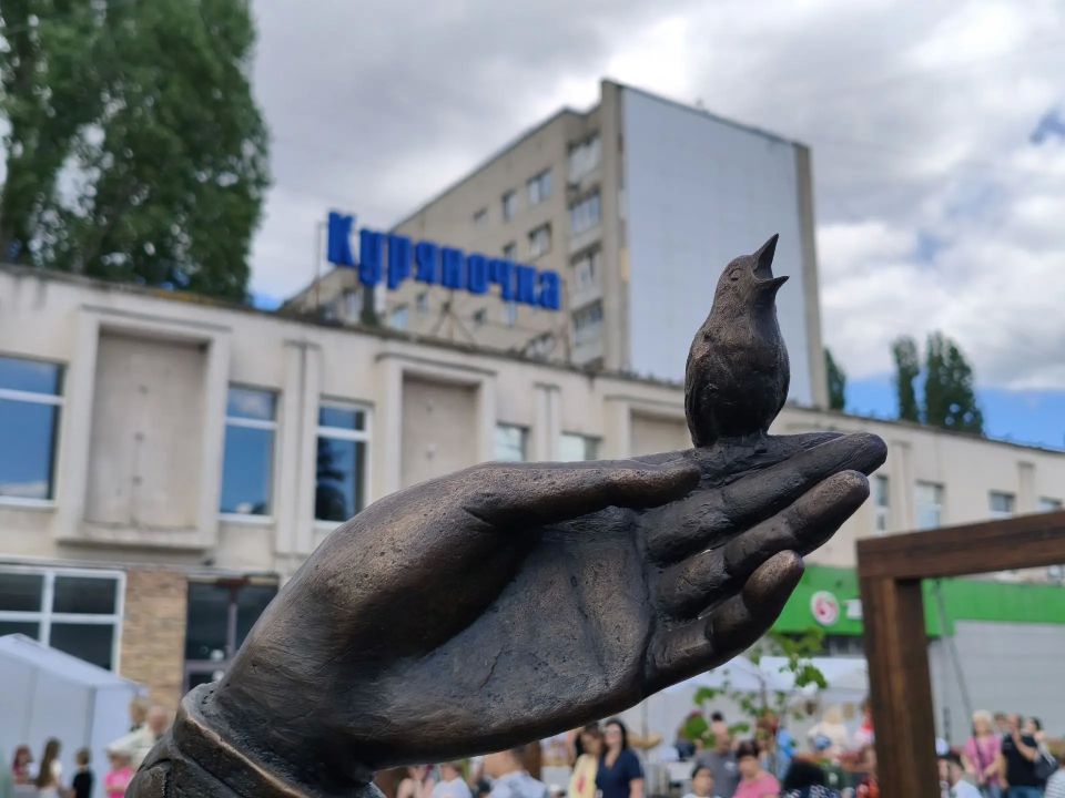 В Курске открыли скульптуру «Куряночка» — новый арт-объект появился в сквере на улице Дзержинского В Курске открыли скульптуру «Куряночка» — новый арт-объект появился в сквере на улице Дзержинского