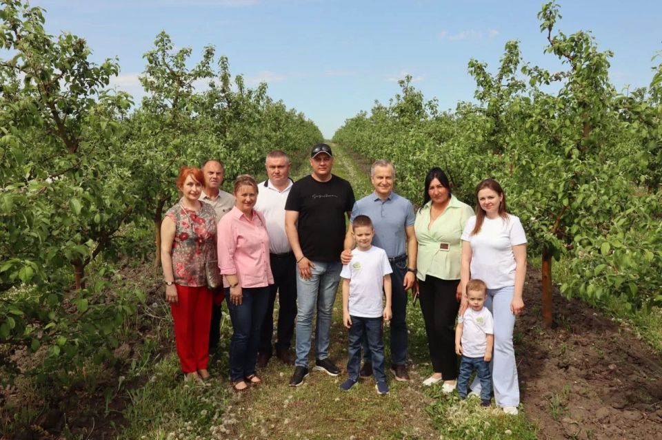 Первый заместитель губернатора – председатель Правительства Курской области Александр Чепик вместе с министром сельского хозяйства региона Натальей Гончаровой посетил сельскохозяйственные и перерабатывающие предприятия... Первый заместитель губернатора – председатель Правительства Курской области Александр Чепик вместе с министром сельского хозяйства региона Натальей Гончаровой посетил сельскохозяйственные и перерабатывающие предприятия...