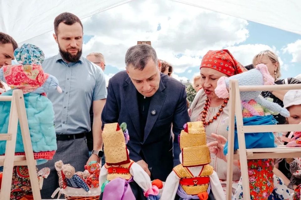 В Курске открыли городскую скульптуру «Куряночка» В Курске открыли городскую скульптуру «Куряночка»