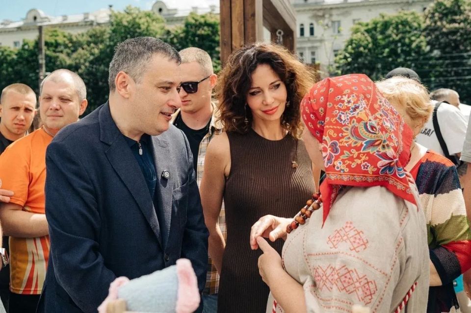 В Курске открыли городскую скульптуру «Куряночка» В Курске открыли городскую скульптуру «Куряночка»