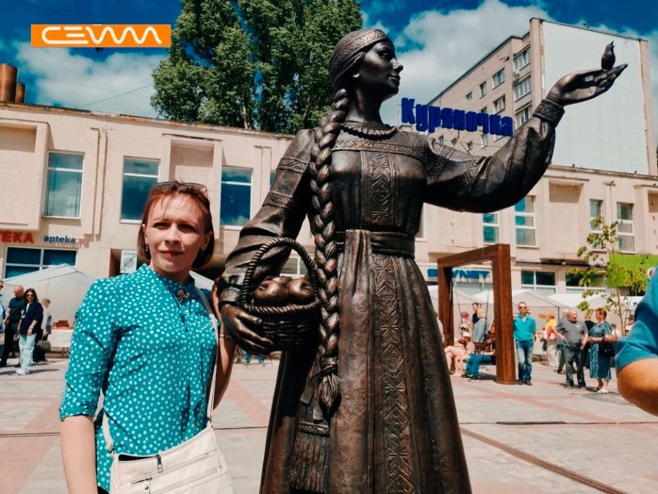 Кстати, будете проходить мимо — не забудьте сфотографироваться с «Куряночкой» и потереть яблоки, которые лежат в ее корзинке! Говорят, это принесет удачу Кстати, будете проходить мимо — не забудьте сфотографироваться с «Куряночкой» и потереть яблоки, которые лежат в ее корзинке! Говорят, это принесет удачу