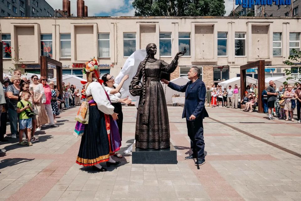 В День славянской культуры и письменности в Курске торжественно представили скульптуру «Куряночка», которую выбрали сами жители В День славянской культуры и письменности в Курске торжественно представили скульптуру «Куряночка», которую выбрали сами жители