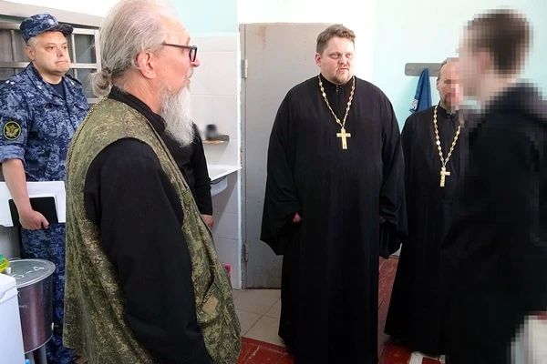 В следственном изоляторе УФСИН прошли профилактические беседы и молебен