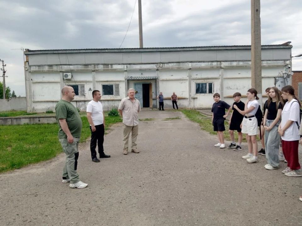 Мир энергетики.. Учащиеся Фатежской школы №2 погрузились в мир энергетики на профориентационной экскурсии в Фатежский РЭС филиала ПАО «Россети Центр» — «Курскэнерго», которую провели настоящие профессионалы своего дела: Мир энергетики.. Учащиеся Фатежской школы №2 погрузились в мир энергетики на профориентационной экскурсии в Фатежский РЭС филиала ПАО «Россети Центр» — «Курскэнерго», которую провели настоящие профессионалы своего дела: