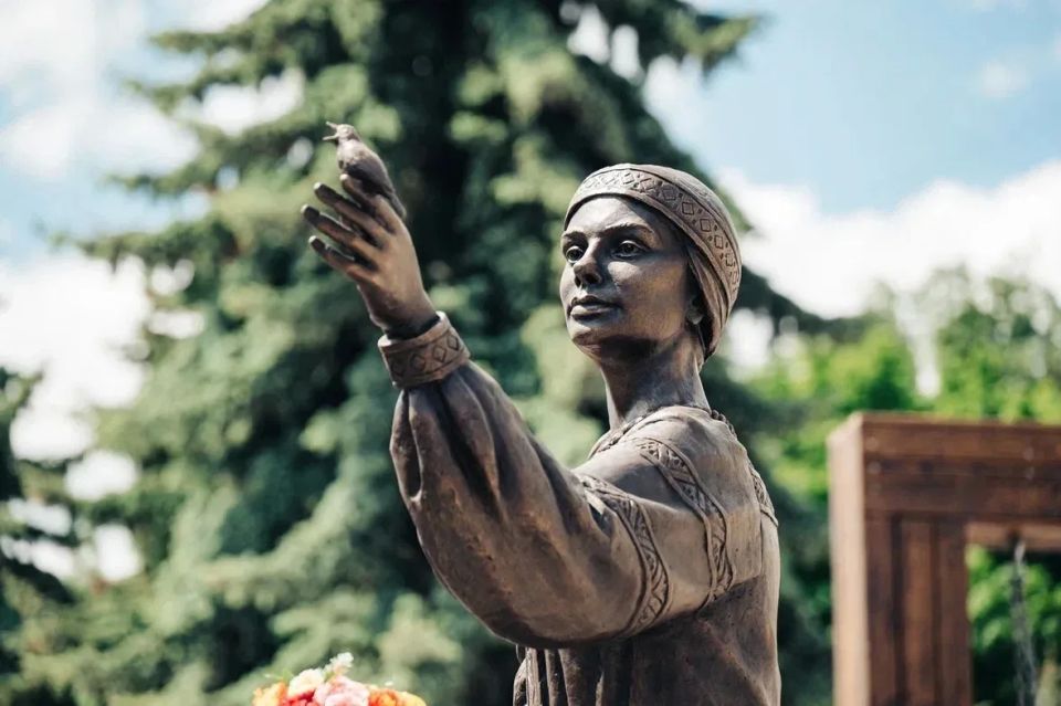 В День славянской культуры и письменности в Курске торжественно представили скульптуру «Куряночка», которую выбрали сами жители В День славянской культуры и письменности в Курске торжественно представили скульптуру «Куряночка», которую выбрали сами жители