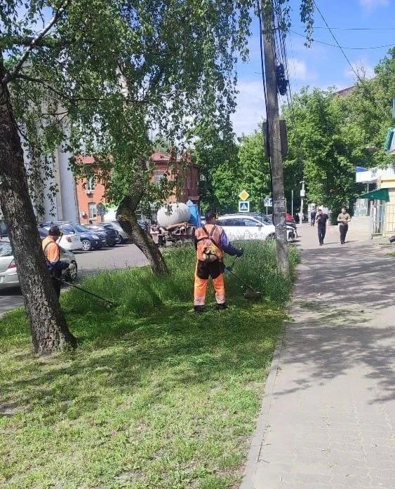 На уборке Курска задействованы 70 рабочих и 61 машина На уборке Курска задействованы 70 рабочих и 61 машина
