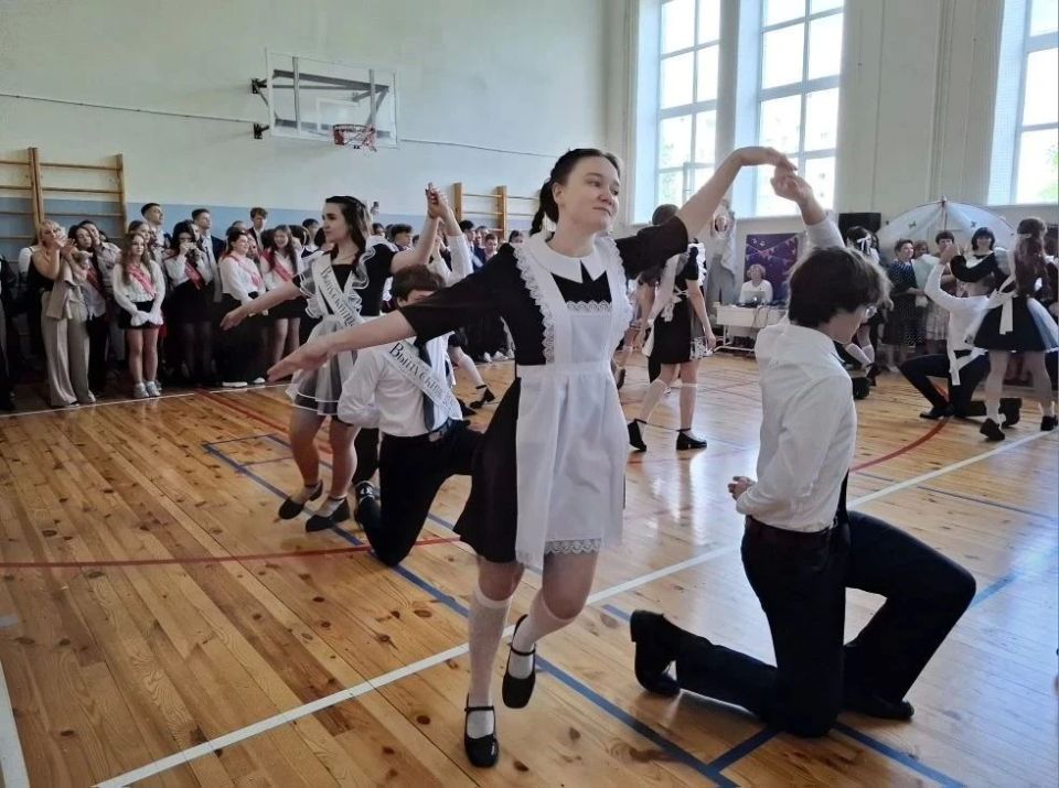 Последний звонок прозвенел для выпускников лицея № 6 имени М.А. Булатова Курска Последний звонок прозвенел для выпускников лицея № 6 имени М.А. Булатова Курска