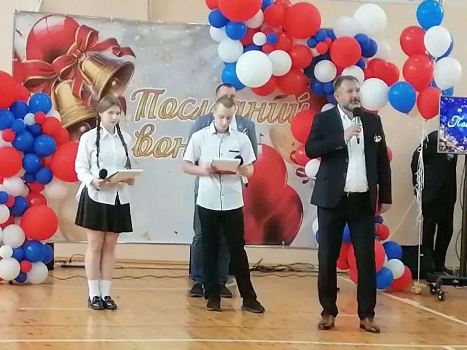 В Курске прозвенел последний звонок для выпускников Суджи В Курске прозвенел последний звонок для выпускников Суджи