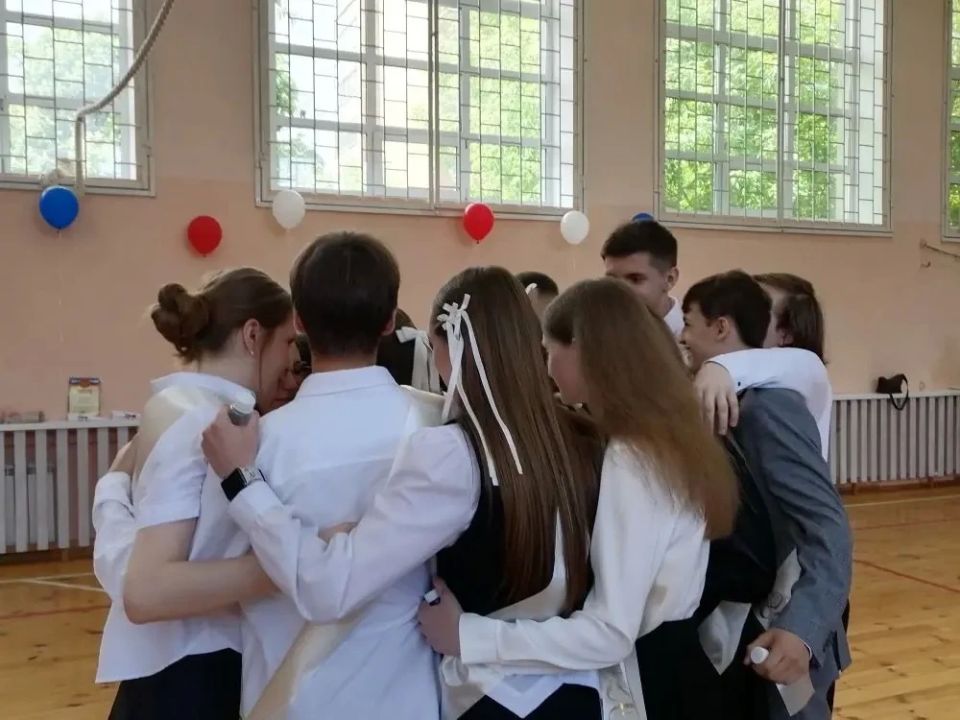 В Курске прозвенел последний звонок для выпускников Суджи В Курске прозвенел последний звонок для выпускников Суджи