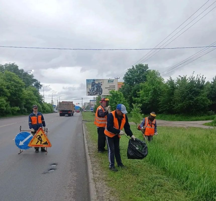 В общественных пространствах Курска убираются 29 рабочих и шесть машин В общественных пространствах Курска убираются 29 рабочих и шесть машин