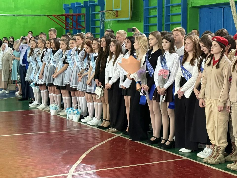 Сегодня для выпускников школ прозвенел последний звонок Сегодня для выпускников школ прозвенел последний звонок