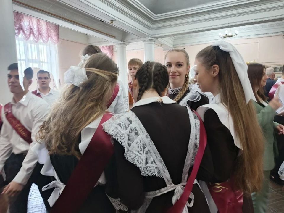 В Курске одиннадцатиклассников гимназии №4 поздравили с выпуском В Курске одиннадцатиклассников гимназии №4 поздравили с выпуском