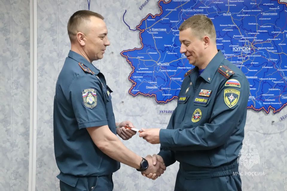 Курским спасателям МЧС России вручили очередные специальные звания Курским спасателям МЧС России вручили очередные специальные звания