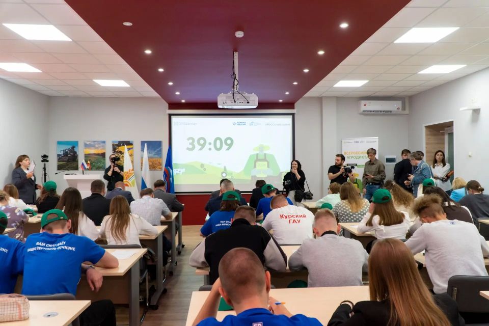В Курском государственном аграрном университете имени И.И. Иванова состоялся Всероссийский агродиктант – масштабная просветительская акция, посвященная сельскому хозяйству, современным агротехнологиям и развитию... В Курском государственном аграрном университете имени И.И. Иванова состоялся Всероссийский агродиктант – масштабная просветительская акция, посвященная сельскому хозяйству, современным агротехнологиям и развитию...