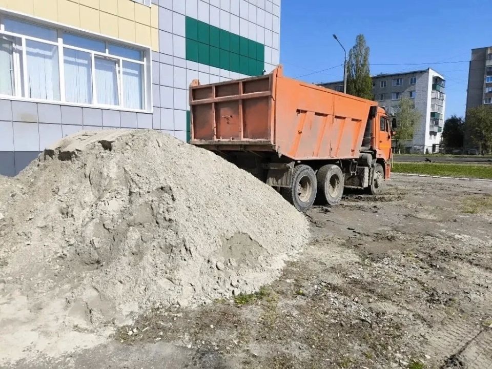 Депутаты Курского городского Собрания доставили песок для укрепления окон и фасадов в школы города