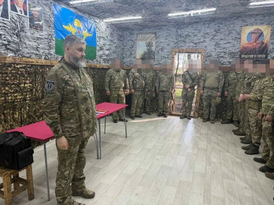 19-го мая 2026 года, по благословению Преосвященнейшего епископа Паисия, настоятель храма Благовещения Пресвятой Богородицы села Миленино Фатежского района иерей Виталий Самбурский посетил бойцов на Курском направлении