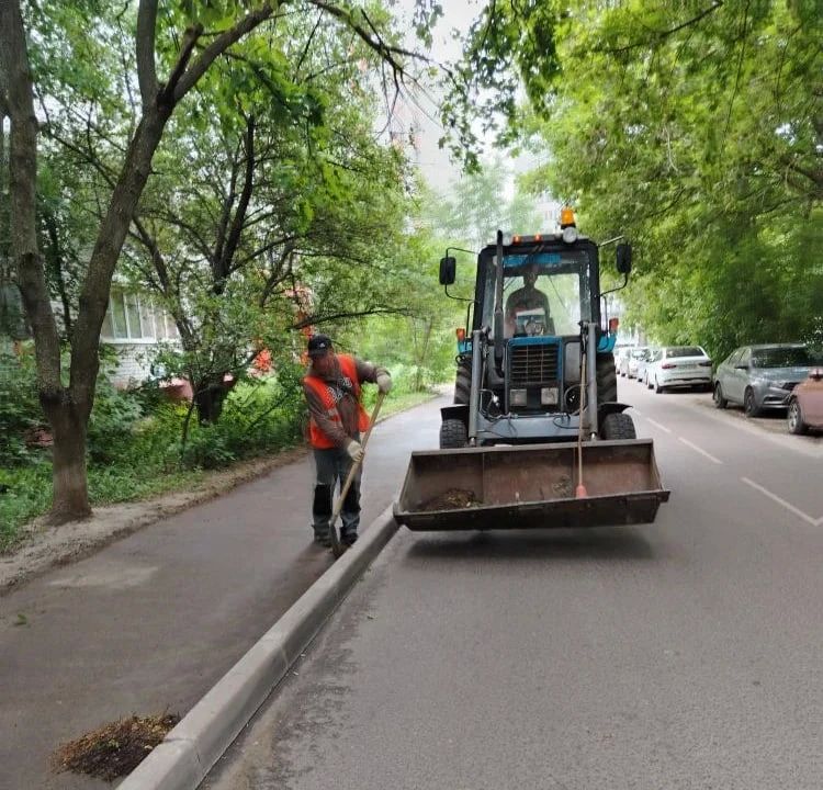 Курские дорожники продолжают уборку города Курские дорожники продолжают уборку города
