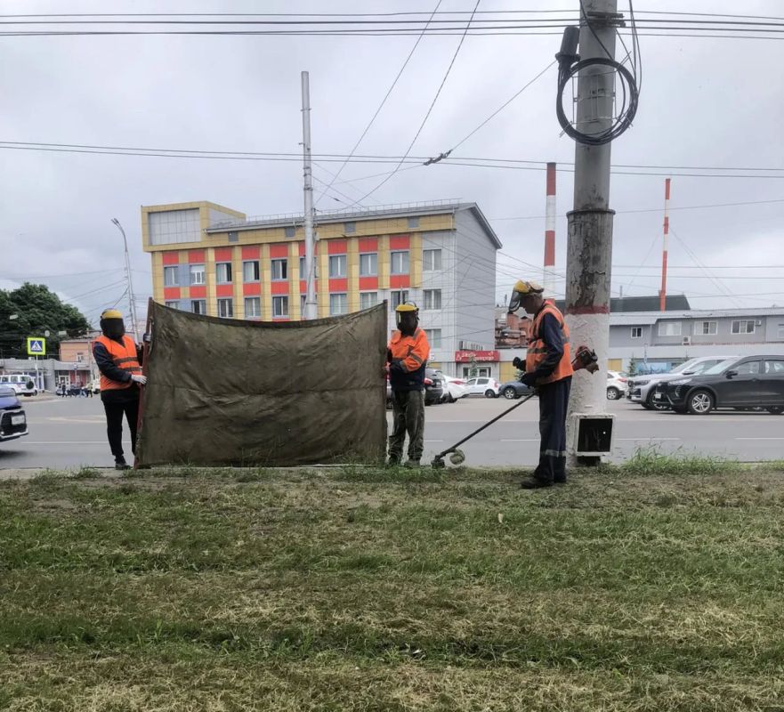 Курские дорожники продолжают уборку города Курские дорожники продолжают уборку города