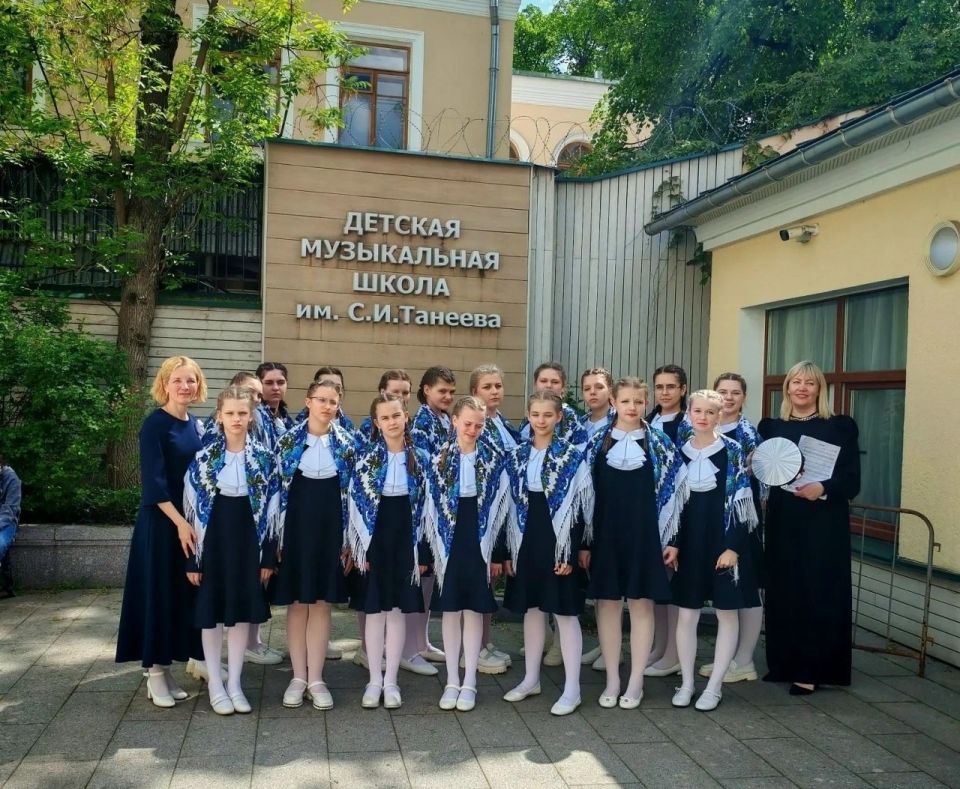 Воспитанники Детской школы искусств им. Г. Струве образцовый хор «Дружба» и хор «Веснянки» (руководитель Виола Зенченкова, концертмейстеры Анна Левченкова и Светлана Кулешова) приняли участие в VII Международном... Воспитанники Детской школы искусств им. Г. Струве образцовый хор «Дружба» и хор «Веснянки» (руководитель Виола Зенченкова, концертмейстеры Анна Левченкова и Светлана Кулешова) приняли участие в VII Международном...