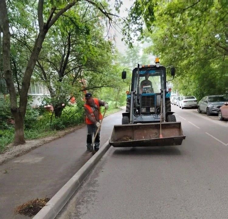На уборке Курска задействованы 70 рабочих и 61 машина На уборке Курска задействованы 70 рабочих и 61 машина