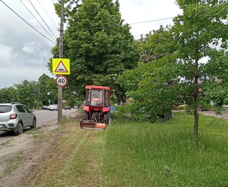 Курские дорожники продолжают уборку города Курские дорожники продолжают уборку города