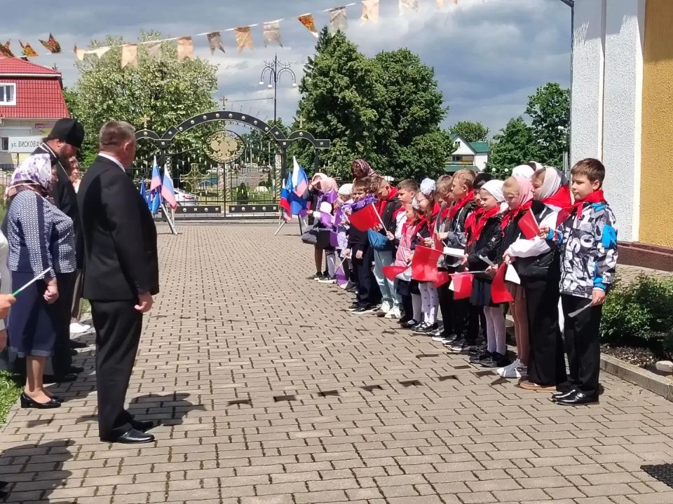 Сегодня состоялось торжественное открытие смены в детском православном лагере, организованном при Никольском кафедральном соборе с.Мантурово. Ребят ждут четыре дня, наполненных интересными встречами и мероприятиями