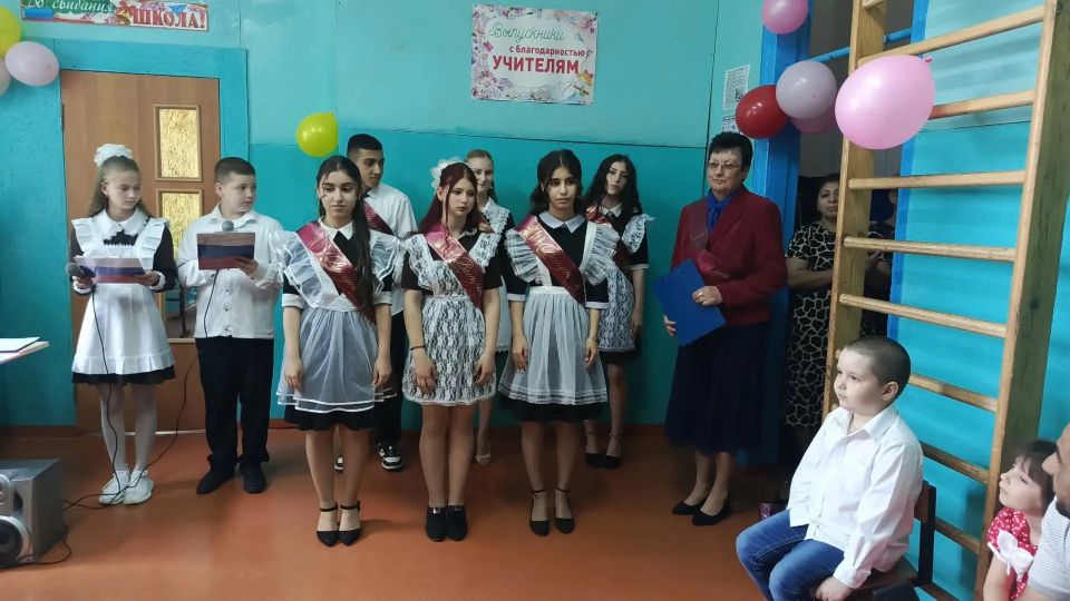 Сегодня в школах Обоянского района прозвучали последние звонки