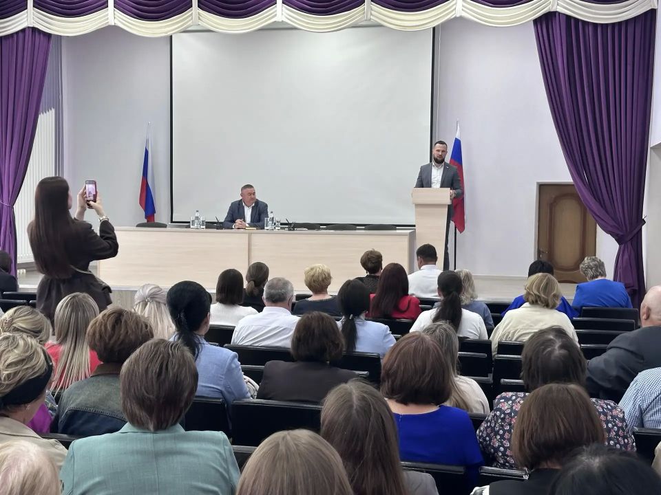 26 мая 2026 года в Администрации Октябрьского района состоялся открытый диалог между работниками бюджетной сферы и депутатом Курской областной Думы Алексеем Золотаревым 26 мая 2026 года в Администрации Октябрьского района состоялся открытый диалог между работниками бюджетной сферы и депутатом Курской областной Думы Алексеем Золотаревым