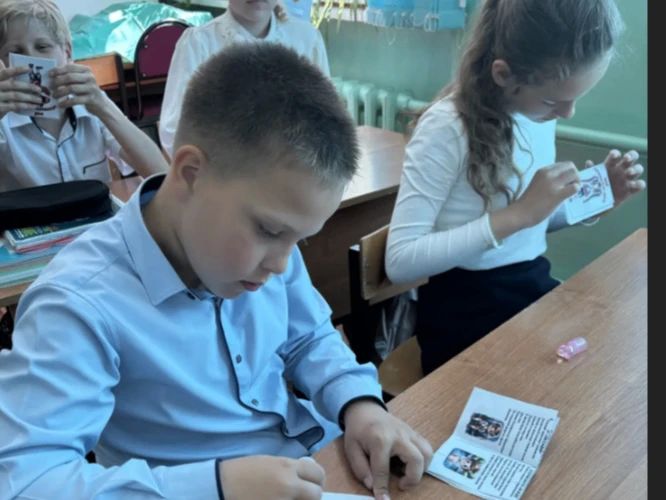 В преддверии летних каникул классные руководители 3 «Б» класса Цуканова О.А. и 4 «Г» класса Силакова А.А. провели занятие по безопасности под названием «Мои Безопасные каникулы»