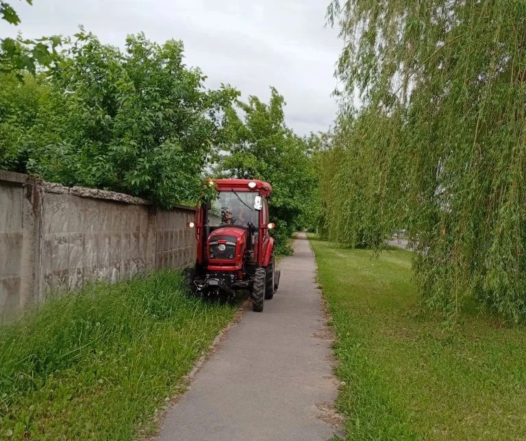 Курские дорожники продолжают уборку города Курские дорожники продолжают уборку города
