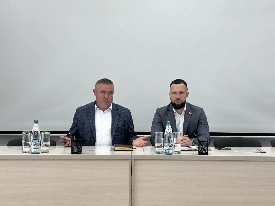 26 мая 2026 года в Администрации Октябрьского района состоялся открытый диалог между работниками бюджетной сферы и депутатом Курской областной Думы Алексеем Золотаревым