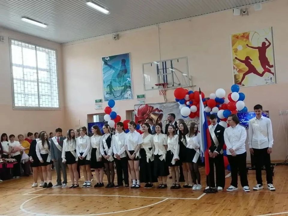 В Курске прозвенел последний звонок для выпускников Суджи В Курске прозвенел последний звонок для выпускников Суджи