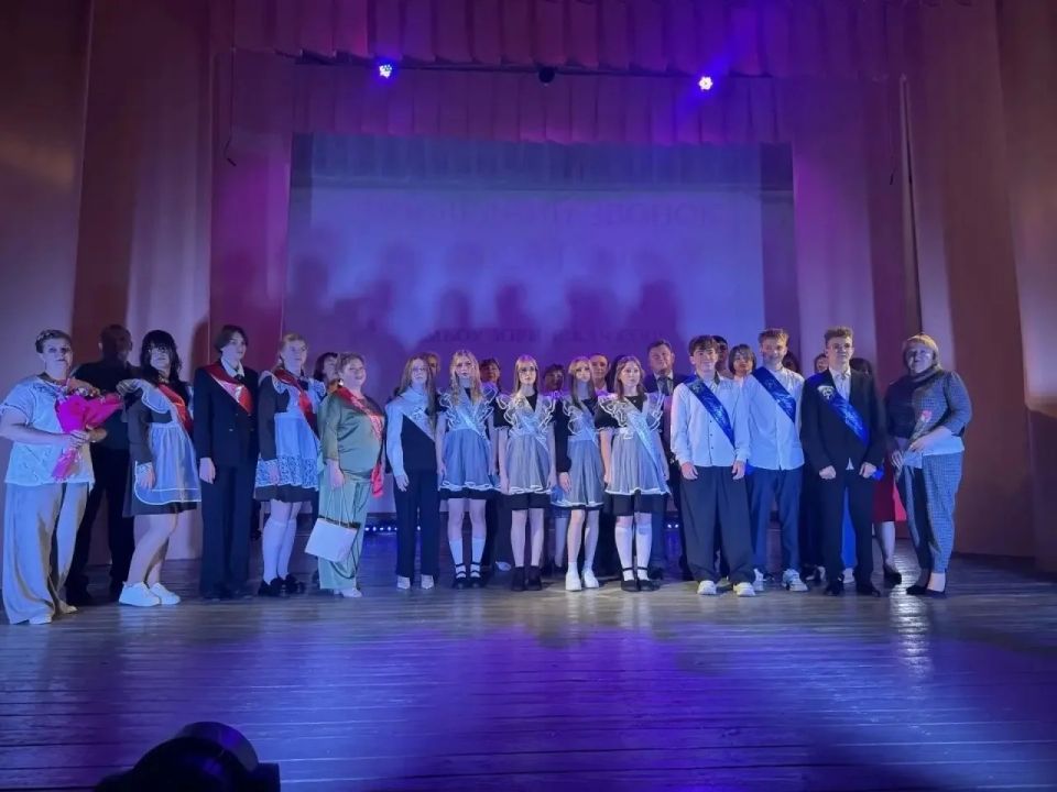 Сегодня в школах Обоянского района прозвучали последние звонки Сегодня в школах Обоянского района прозвучали последние звонки