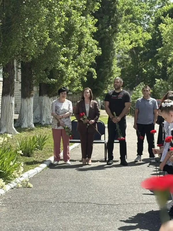 В школе № 39 Курска состоялось открытие мемориальной доски в память о погибшем выпускнике В школе № 39 Курска состоялось открытие мемориальной доски в память о погибшем выпускнике