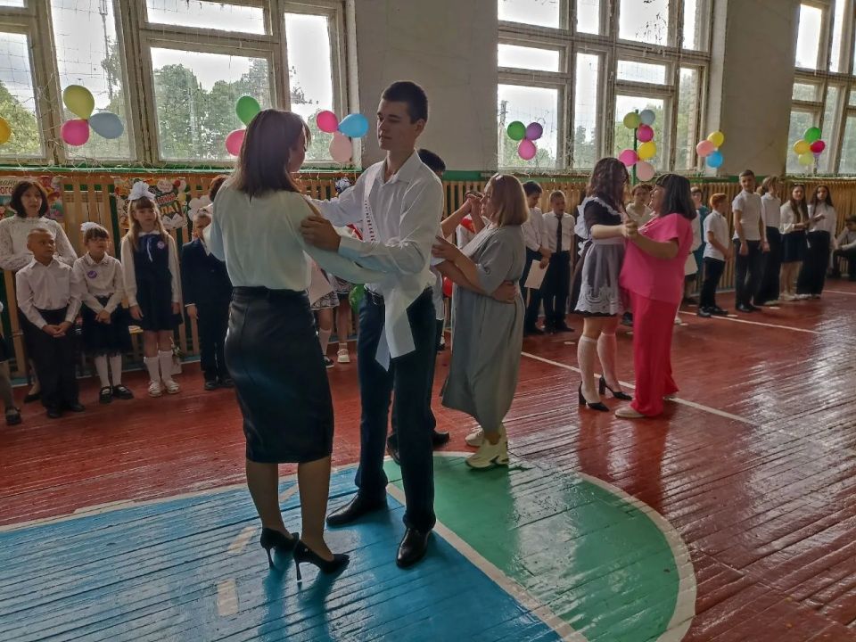 26 мая в МКОУ "Хмелевская ООШ" прозвенел последний звонок для выпускников 9-го класса