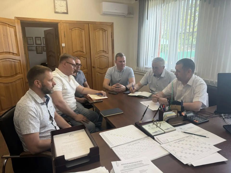В рамках рабочего визита в Горшеченский район председатель комитета ветеринарии Курской области Андрей Мосолов встретился с ветеринарными специалистами и руководителем птицеводческого комплекса Группы «Черкизово»