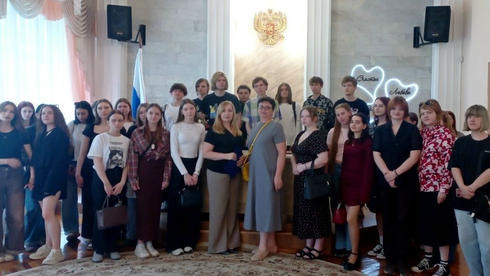 В завершении учебного года и в преддверии дня защиты детей в отделе ЗАГС города Железногорска прошел День открытых дверей для студентов Железногорского горно-металлургического колледжа специальности Правоохранительная... В завершении учебного года и в преддверии дня защиты детей в отделе ЗАГС города Железногорска прошел День открытых дверей для студентов Железногорского горно-металлургического колледжа специальности Правоохранительная...
