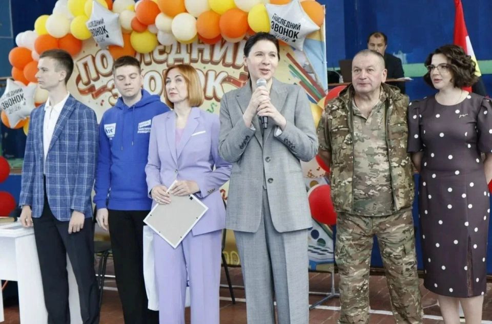 Единороссы поздравили школьников с окончанием учебного года Единороссы поздравили школьников с окончанием учебного года