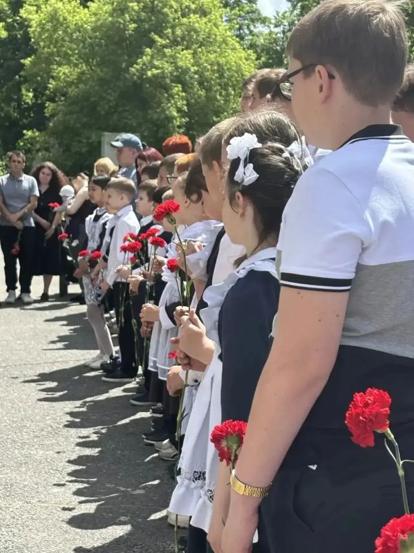 В школе № 39 Курска состоялось открытие мемориальной доски в память о погибшем выпускнике В школе № 39 Курска состоялось открытие мемориальной доски в память о погибшем выпускнике