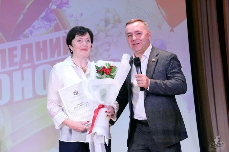 Единороссы поздравили школьников с окончанием учебного года Единороссы поздравили школьников с окончанием учебного года