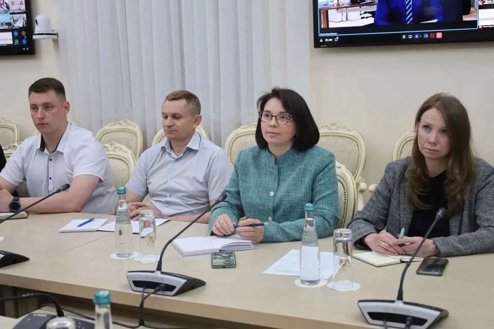 Первый заместитель руководителя Администрации Курской области Олеся Дворцова приняла участие в совещании, посвященном проведению форума «Сильные идеи для нового времени» Первый заместитель руководителя Администрации Курской области Олеся Дворцова приняла участие в совещании, посвященном проведению форума «Сильные идеи для нового времени»
