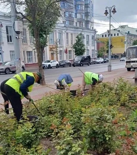 В парках и скверах продолжается активная уборка территорий В парках и скверах продолжается активная уборка территорий