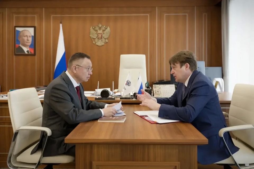 Министр строительства и ЖКХ РФ Ирек Файзуллин провел рабочую встречу с президентом Национального объединения строителей (НОСТРОЙ) Антоном Глушковым
