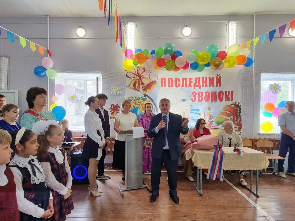 26 мая стало особой датой для курян разного возраста: в школах региона прошли торжественные мероприятия в честь завершения учебного года, а представители бизнес-сообщества в этот день принимали поздравления с...