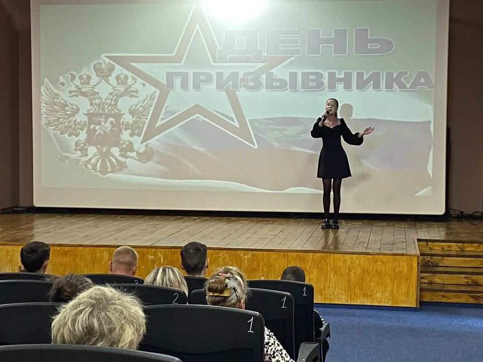 Сегодня в ЦДК «Родина» состоялась торжественная церемония чествования призывников весеннего призыва 2026 года Сегодня в ЦДК «Родина» состоялась торжественная церемония чествования призывников весеннего призыва 2026 года