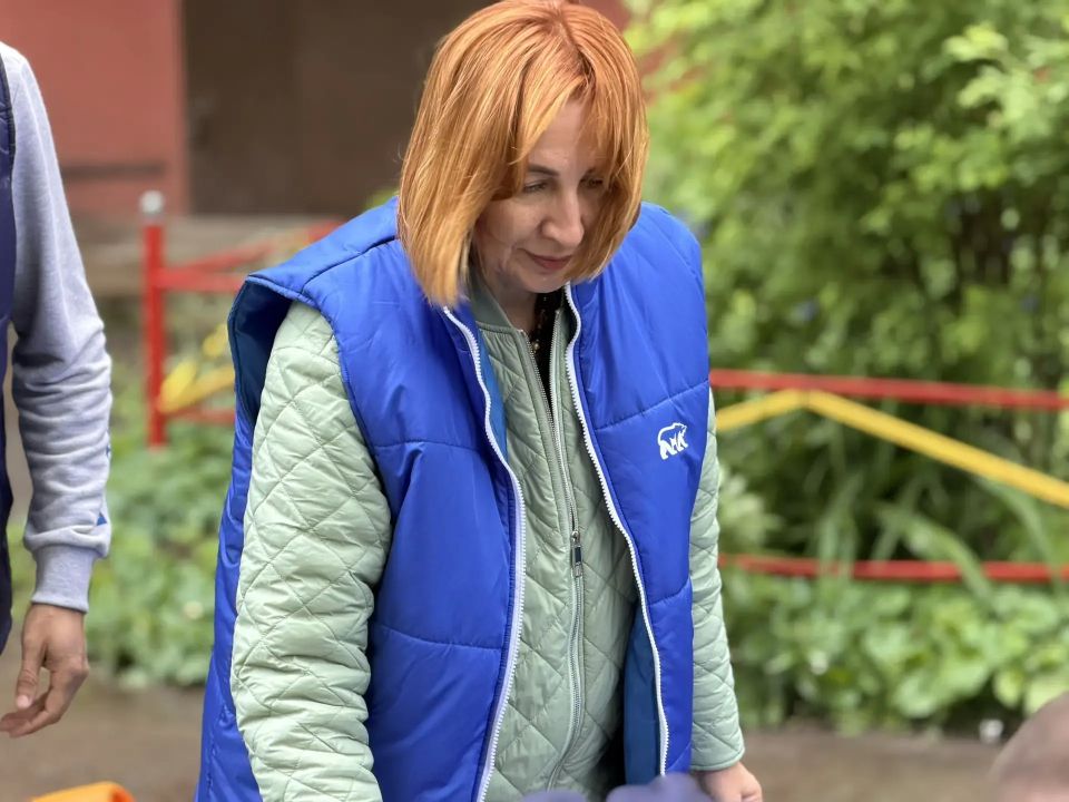 Во дворе Республиканской, 44, куряне высадили 150 петуний Во дворе Республиканской, 44, куряне высадили 150 петуний