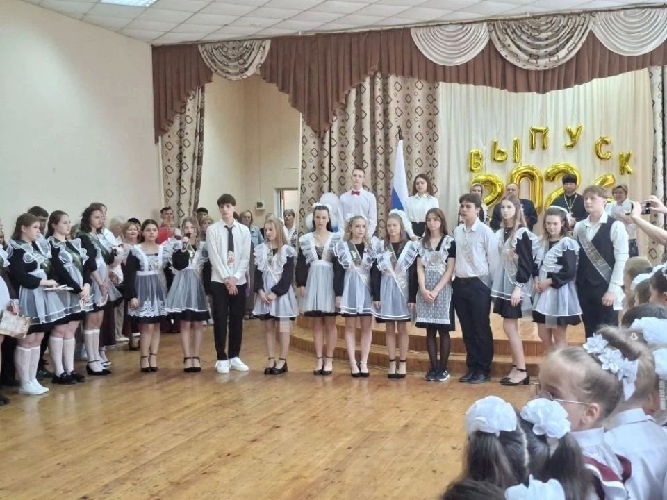 Ещё немного фото с торжественных линеек, посвящённых празднику "Последний звонок" Ещё немного фото с торжественных линеек, посвящённых празднику "Последний звонок"