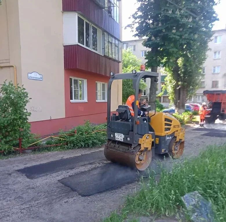 Курские дорожники очищают город Курские дорожники очищают город