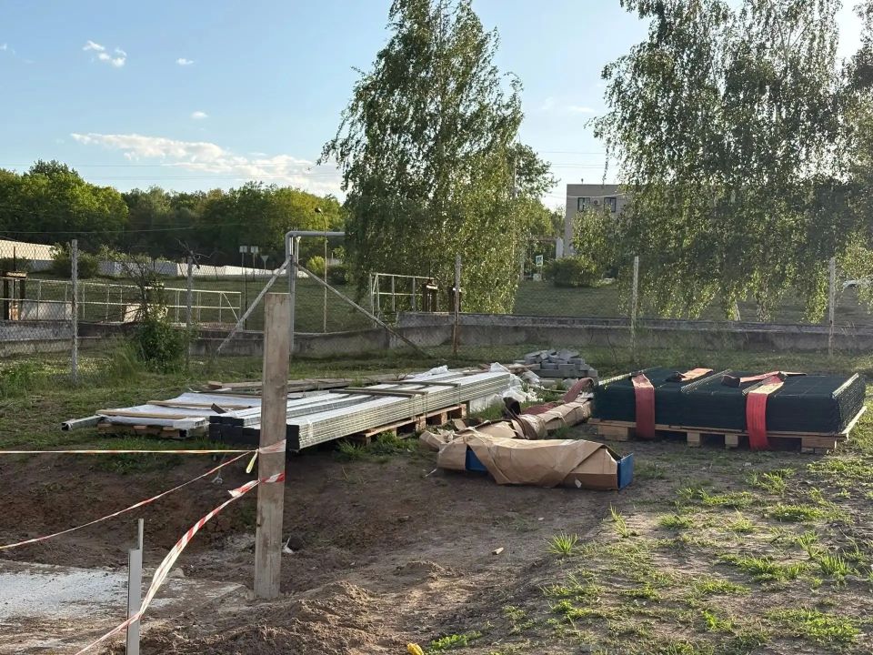 В поселке Маршала Жукова под Курском строят современную площадку для стритбола В поселке Маршала Жукова под Курском строят современную площадку для стритбола