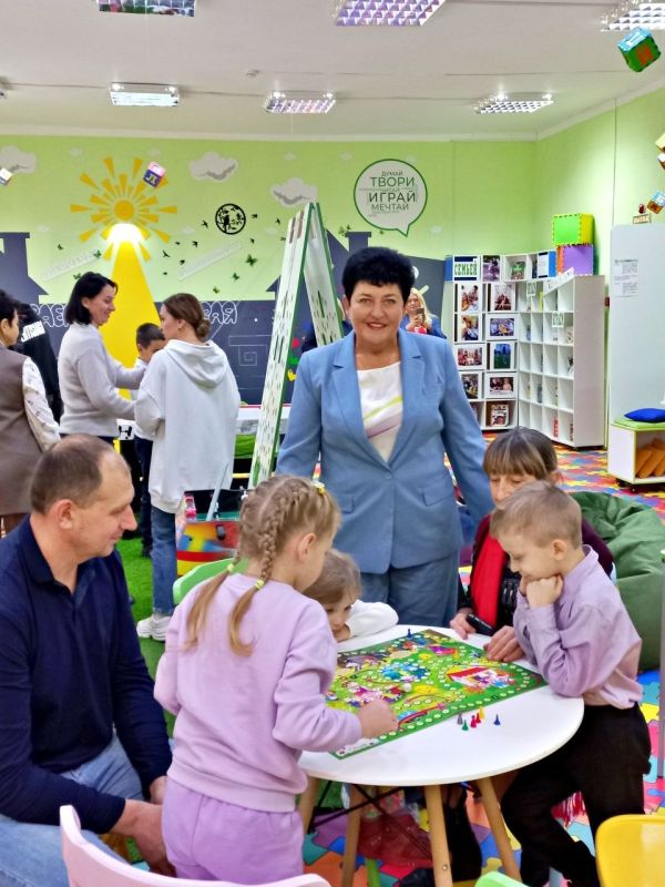 «Вы главные лица в государстве, потому что от вас зависит образование страны, ее культура. Без общей культуры не может быть подъема нравственности. Без нравственности не действуют никакие экономические законы. Чтобы стране... «Вы главные лица в государстве, потому что от вас зависит образование страны, ее культура. Без общей культуры не может быть подъема нравственности. Без нравственности не действуют никакие экономические законы. Чтобы стране...